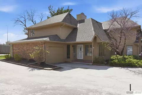9630 Southby Plz, Omaha, NE 68124
