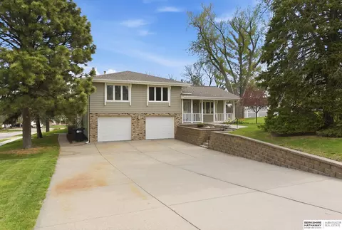 6245 Ponderosa Cir, Omaha, NE 68137