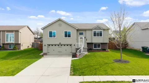 807 Clearwater Dr, Papillion, NE 68046