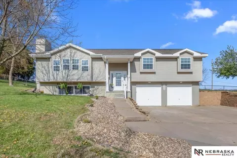 9500 Dawn Dr, Plattsmouth, NE 68048