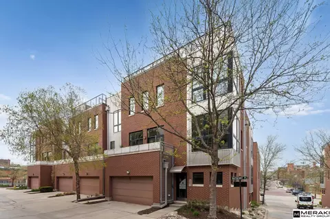 1202 Mayberry Plz, Omaha, NE 68108