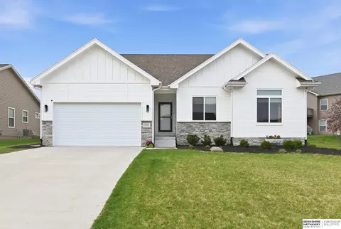 2205 Park Crest Dr, Papillion, NE 68133