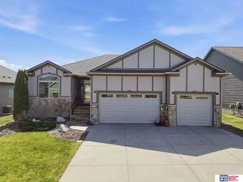 2737 Shadowbrook Dr, Lincoln, NE 68516