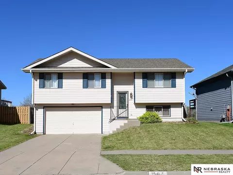 2541 NW 55th St, Lincoln, NE 68524