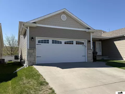 3111 Excalibur Ln, Lincoln, NE 68504