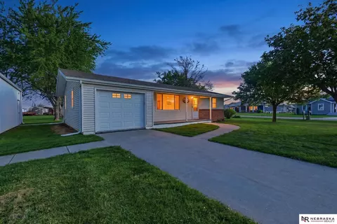 104 1st St, Murdock, NE 68407