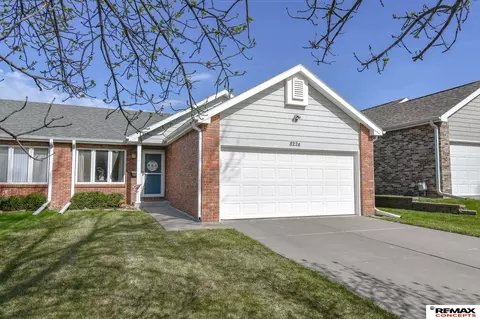 8224 Karl Ridge Rd, Lincoln, NE 68506