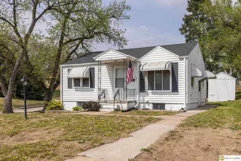 7928 Park Dr, Ralston, NE 68127