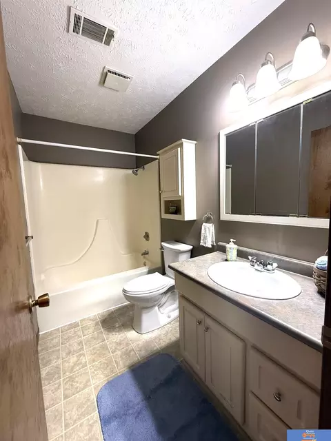 Bath - 1209 Grant St, Beatrice, NE 68310 photo 1 of 1