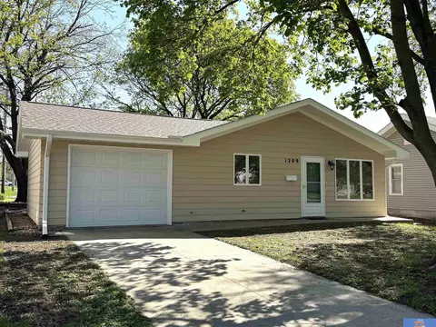 Exterior - 1209 Grant St, Beatrice, NE 68310 photo 3 of 7