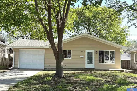 Exterior - 1209 Grant St, Beatrice, NE 68310 photo 2 of 7