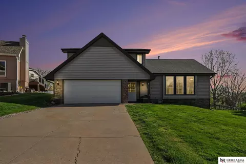 906 Berkley Ave, Papillion, NE 68046