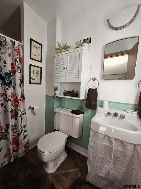 Bath - 410 N Clark Ave, Sutton, NE 68979 photo 2 of 2