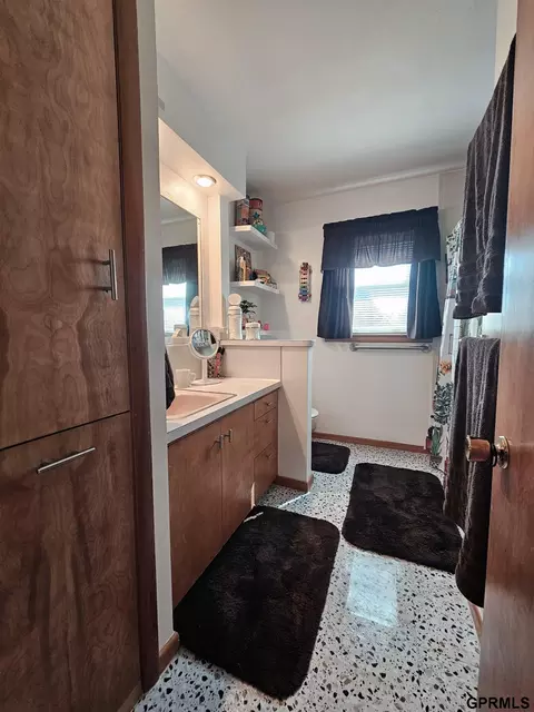Bath - 410 N Clark Ave, Sutton, NE 68979 photo 1 of 2