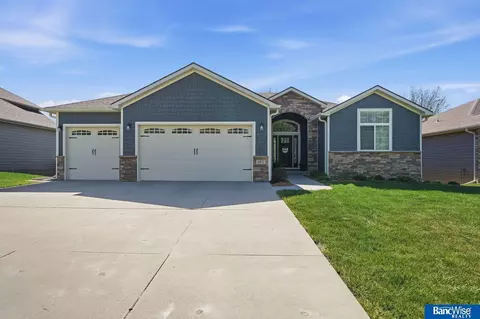 6851 Laurent Cir, Lincoln, NE 68526