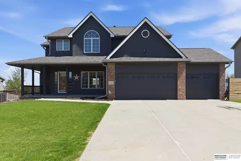 1911 Lakewood Dr, Papillion, NE 68046