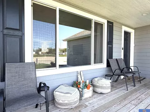 812 Sun Ridge Dr, Beatrice, NE 68310