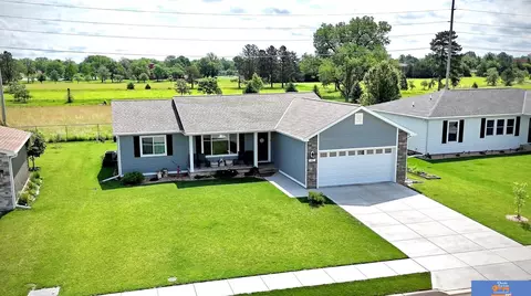 812 Sun Ridge Dr, Beatrice, NE 68310