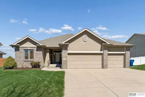1902 Apollo Ln, Papillion, NE 68133