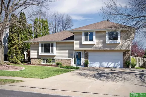 706 Joseph Dr, Papillion, NE 68046
