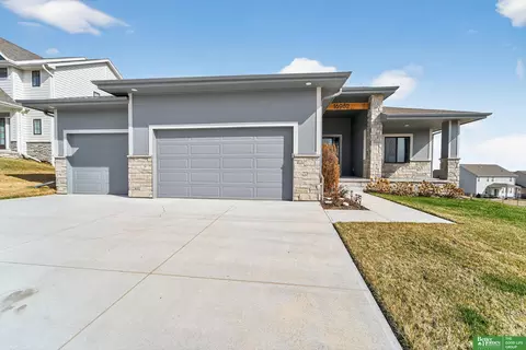 16962 Cora St, Bennington, NE 68007