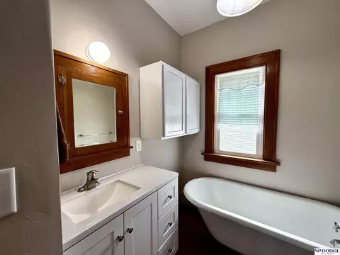 Bath - 650 Crystal St, Lyons, NE 68038 photo 2 of 6