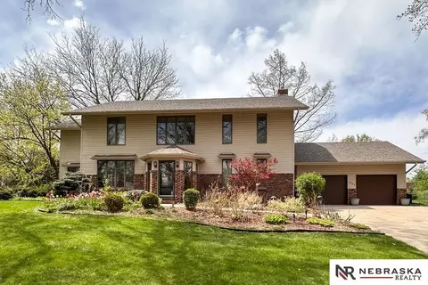 1222 N 101 Cir, Omaha, NE 68114