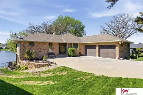 9218 Bellvue Cir, Plattsmouth, NE 68048