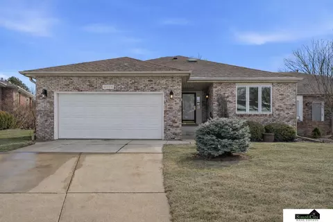 6707 Flint Ridge Rd, Lincoln, NE 68506