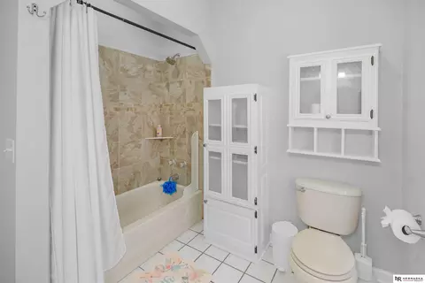 Bath - 1403 Bluff St, Bellevue, NE 68005 photo 8 of 8