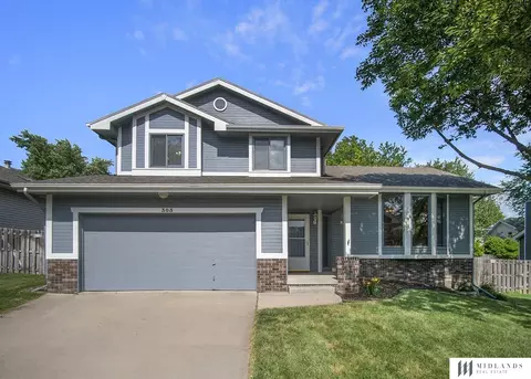 305 Oakwood Dr, Papillion, NE 68133