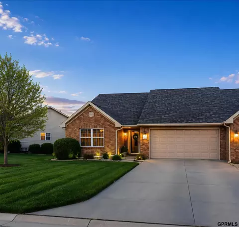 510 Clearwater Cir, Beatrice, NE 68310