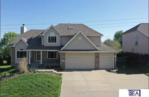 906 Wicklow Rd, Papillion, NE 68046