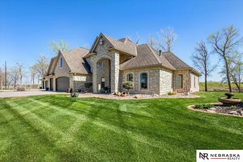 12611 Cottonwood Ln, Springfield, NE 68059