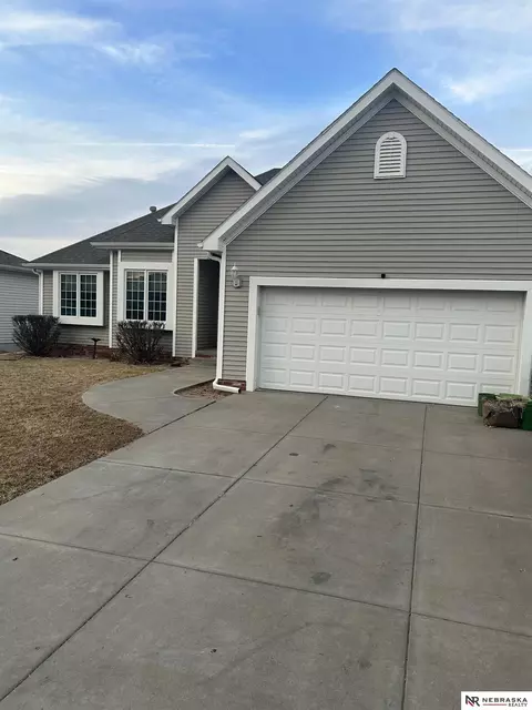 2240 Gunnison Dr, Lincoln, NE 68521