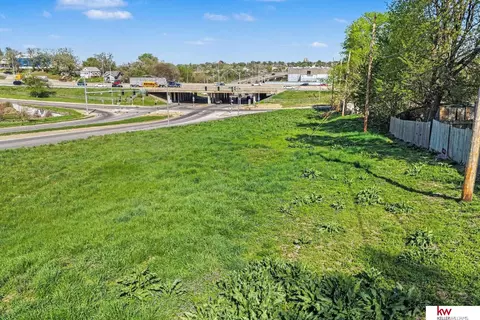 2929 Ed Creighton Ave, Omaha, NE 68105