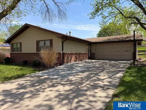5637 Dogwood Dr, Lincoln, NE 68516