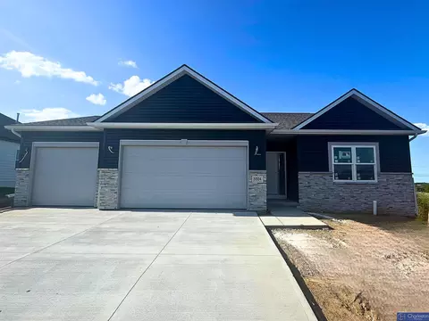 5504 Leawood Cir, Papillion, NE 68133