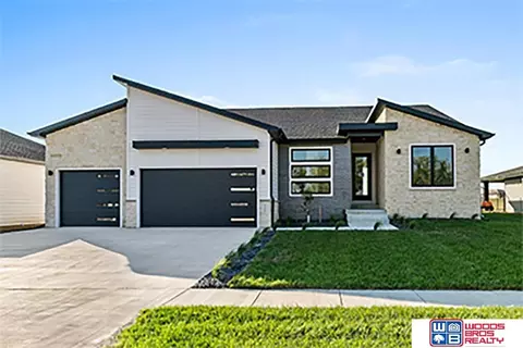 3520 Tree Line Dr, Lincoln, NE 68516