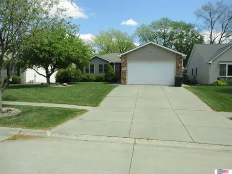 5420 Hunts Dr, Lincoln, NE 68512