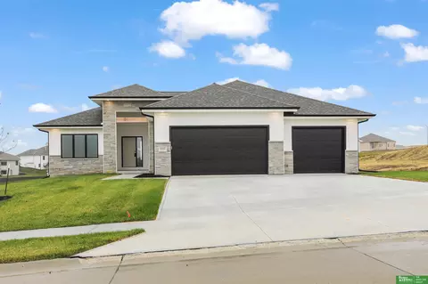 10023 Prospect St, Papillion, NE 68046