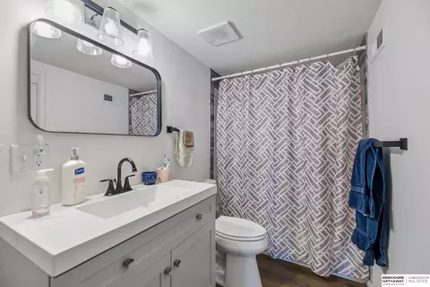 Bath - 800 Grant St, Beatrice, NE 68310 photo 1 of 2