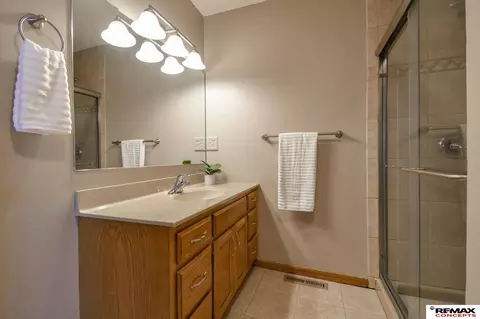 Bath - 1703 S 2nd St, Beatrice, NE 68310 photo 2 of 5