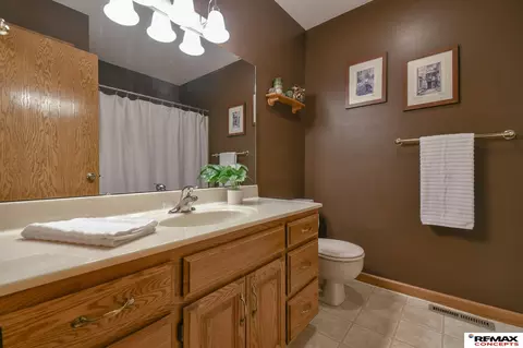 Bath - 1703 S 2nd St, Beatrice, NE 68310 photo 4 of 5