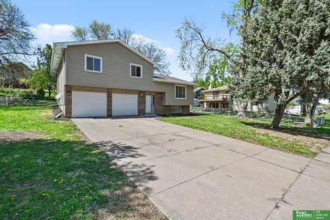 906 Overland Trl, Papillion, NE 68046