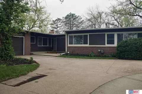 3811 Castle Cir, Lincoln, NE 68524