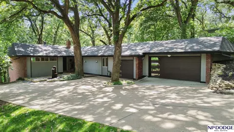 9323 Oak St, Omaha, NE 68124