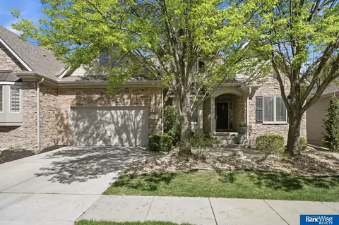 7840 Viburnum Dr, Lincoln, NE 68516