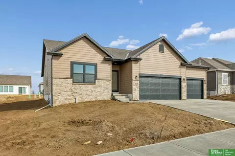 4910 Pinehill Rd, Papillion, NE 68133