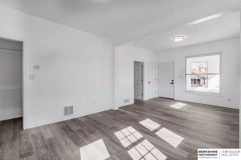 1211 Arbor St, Omaha, NE 68108